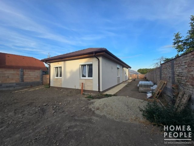 Eladó családi ház, Szegeden 99 M Ft, 3+1 szobás