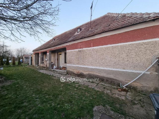 Eladó családi ház, Vámoscsaládon 17 M Ft, 1+2 szobás