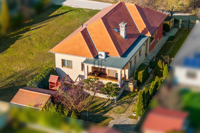 Eladó családi ház, Csömörön 214.5 M Ft, 5 szobás