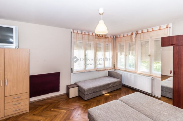 Eladó családi ház, Szombathelyen 95 M Ft, 9 szobás