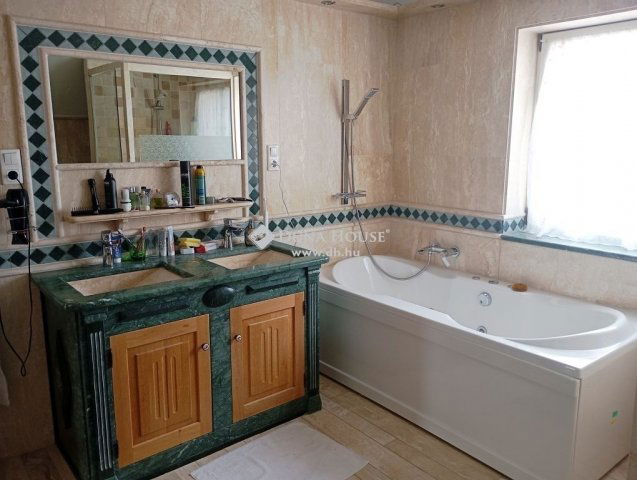 Eladó családi ház, Bajóton 120 M Ft, 5 szobás