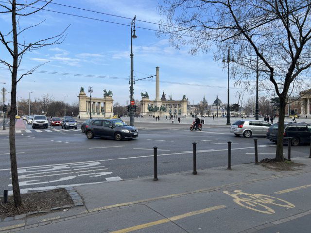 Eladó téglalakás, Budapesten, VI. kerületben 55.9 M Ft, 1 szobás