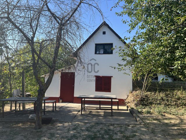 Eladó családi ház, Szekszárdon 6.5 M Ft, 2 szobás