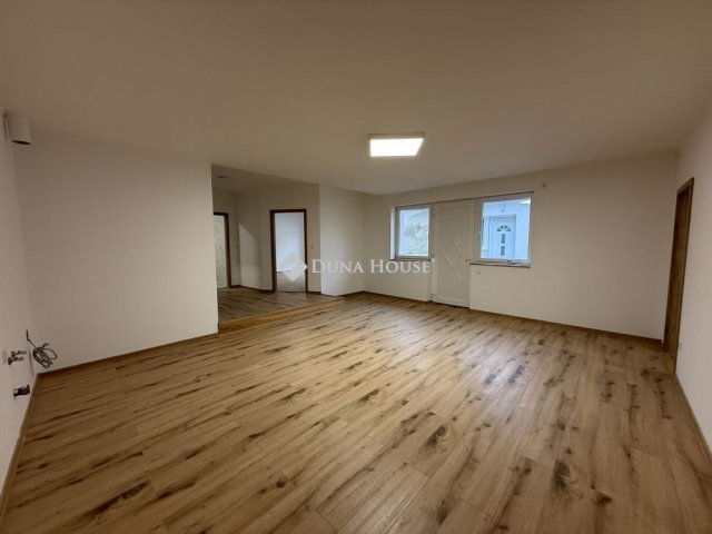 Eladó családi ház, Nyergesújfaluban 86.9 M Ft, 4 szobás