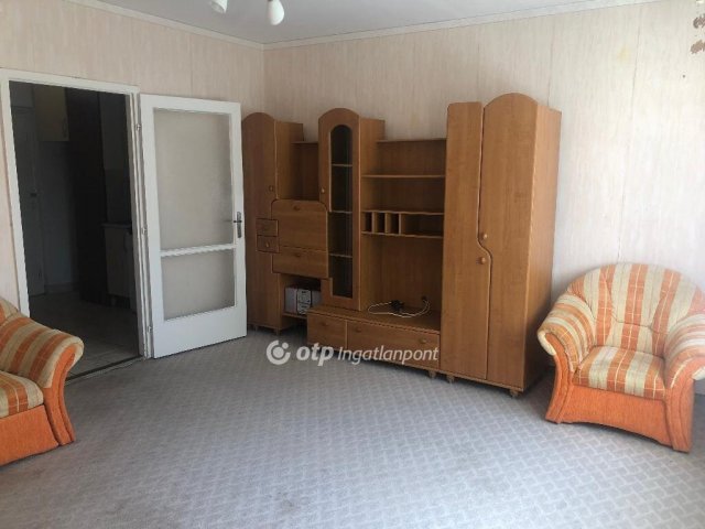 Eladó panellakás, Ajkán 32.9 M Ft, 1+1 szobás