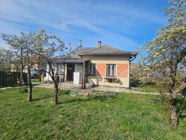 Eladó családi ház, Kőteleken 10.99 M Ft, 1 szobás