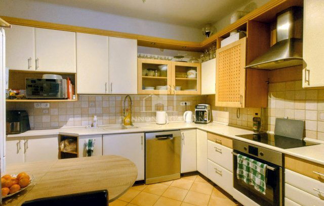 Eladó családi ház, Veszprémben 99 M Ft, 5 szobás