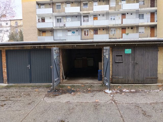 Eladó garázs, Pécsett 8.8 M Ft / költözzbe.hu