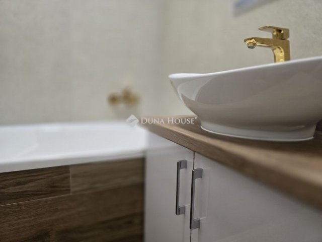 Eladó téglalakás, Pécsett 55.9 M Ft, 3 szobás