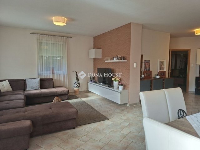 Eladó ikerház, Nagytarcsán 180 M Ft, 5 szobás