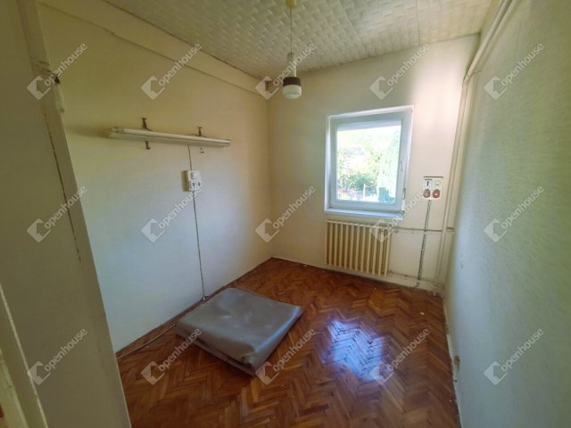 Eladó családi ház, Ajkán 50 M Ft, 5 szobás