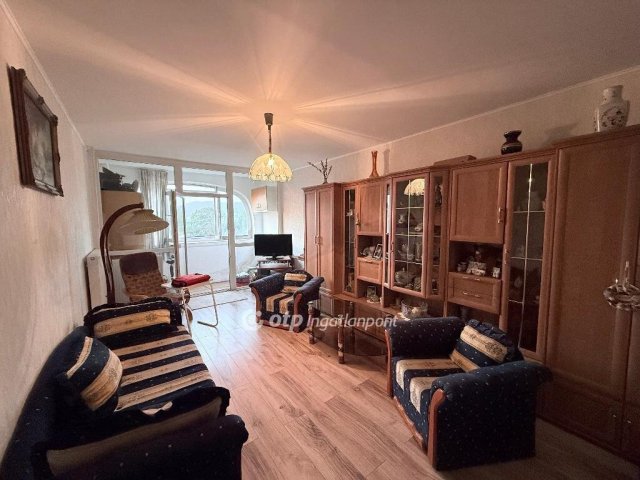 Eladó panellakás, Pécsett 52.99 M Ft, 3 szobás