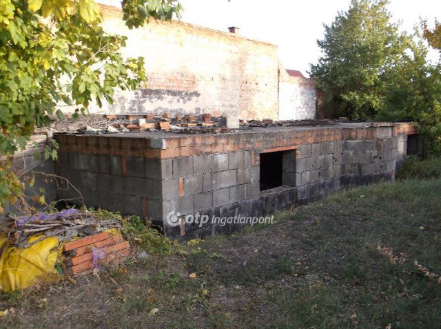 Eladó családi ház, Gyöngyösön 14 M Ft, 1 szobás