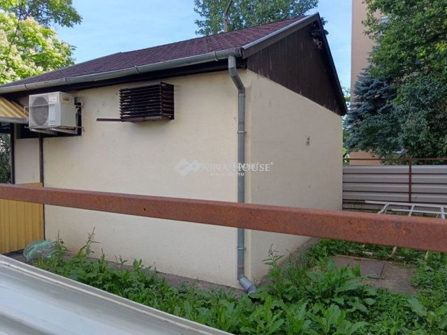 Eladó üzlethelyiség, Cegléden, Kossuth Ferenc utcában 22.5 M Ft