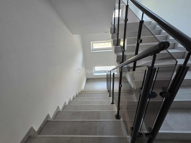 Eladó téglalakás, Szegeden 114.9 M Ft, 3 szobás