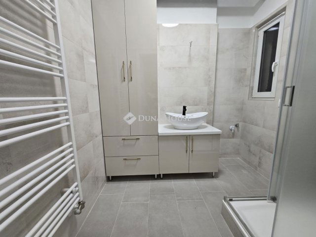 Eladó téglalakás, Pécsett 69.9 M Ft, 3 szobás