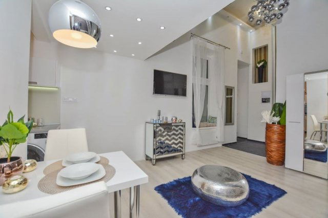 Eladó téglalakás, Budapesten, VI. kerületben, Izabella utcában