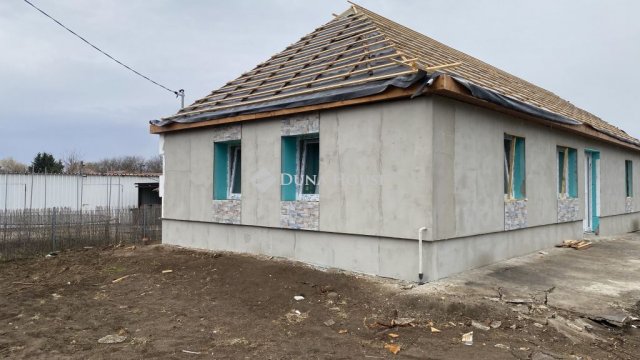 Eladó ikerház, Tápióbicskén 49.5 M Ft, 4 szobás