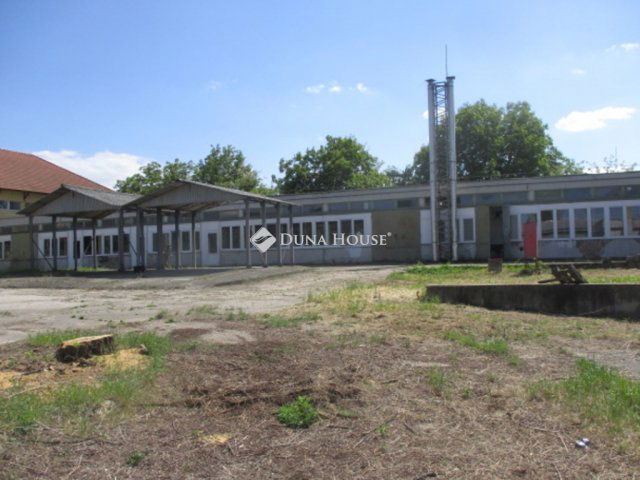 Eladó ipari ingatlan, Komáromban 79.5 M Ft / költözzbe.hu