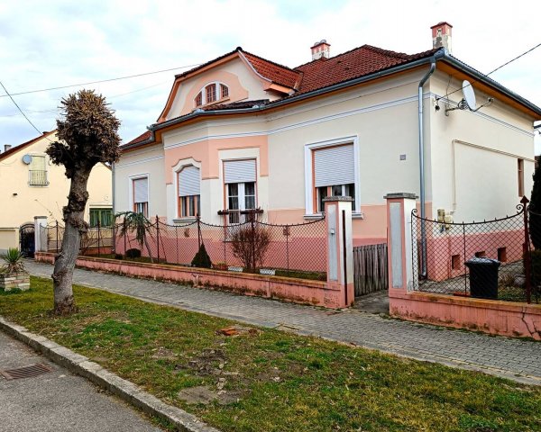 Eladó családi ház, Barcson 80 M Ft, 6 szobás