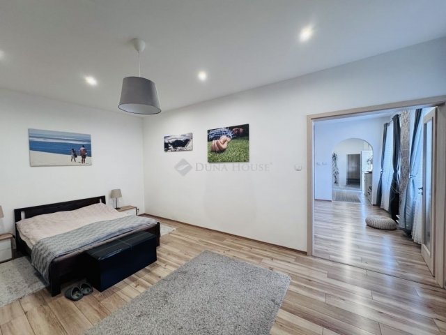 Eladó családi ház, Pécsett 79.99 M Ft, 3 szobás