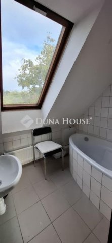 Eladó családi ház, Vecsésen 149.999 M Ft, 5 szobás