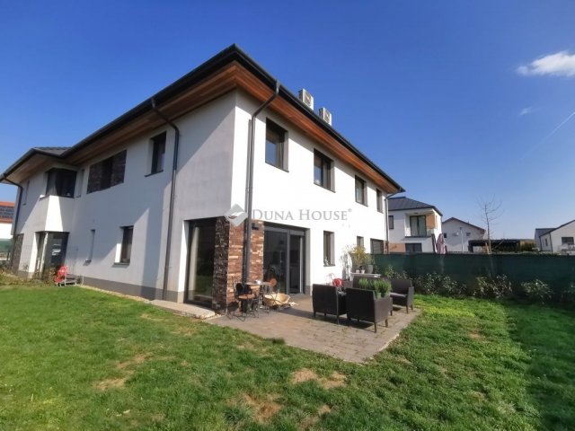 Eladó téglalakás, Telkin 147.9 M Ft, 4 szobás