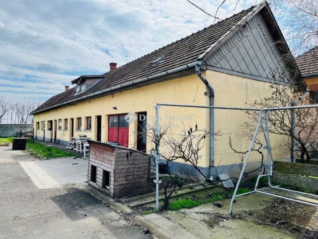 Eladó családi ház, Szentmártonkátán 45 M Ft, 4 szobás