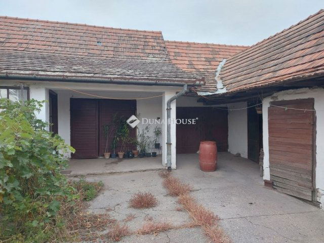 Eladó családi ház, Izsákon 28 M Ft, 2 szobás