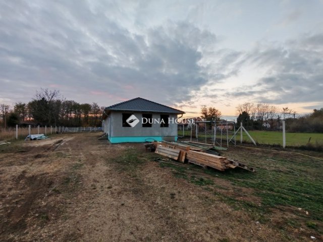 Eladó ikerház, Pilisen 34.5 M Ft, 2 szobás / költözzbe.hu