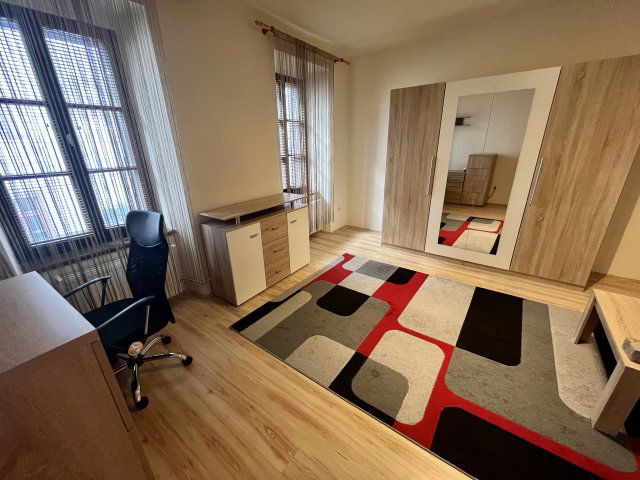 Kiadó téglalakás, albérlet, Pécsett, Király utcában