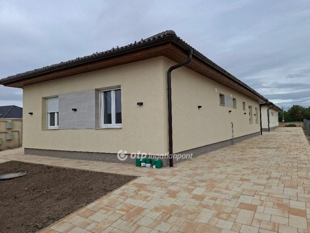 Eladó családi ház, Kulcson 85 M Ft, 4 szobás