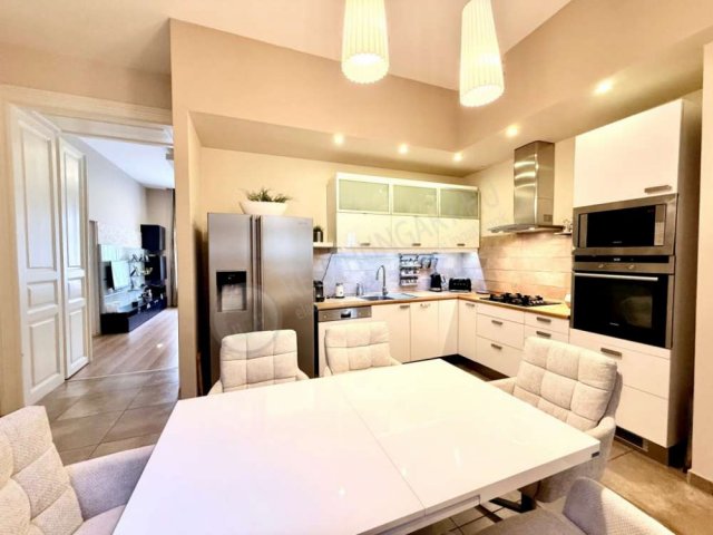 Eladó téglalakás, VI. kerületben, Vörösmarty utcában