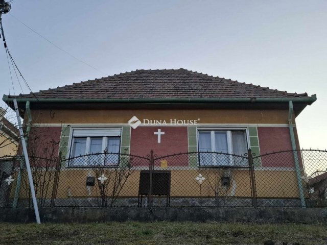 Eladó családi ház, Vácegresen 47 M Ft, 4 szobás