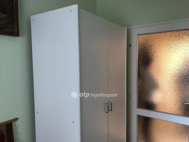 Eladó panellakás, Ajkán 42.5 M Ft, 1+2 szobás