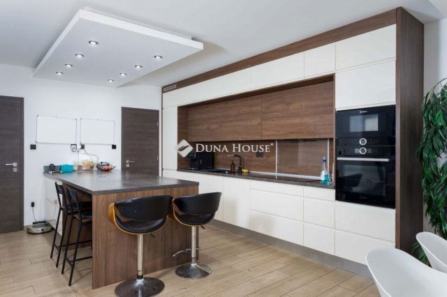 Eladó téglalakás, Győrújfalun 171 M Ft, 4 szobás