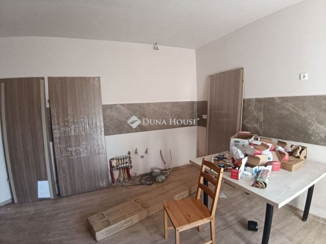 Eladó téglalakás, Cegléden 24.9 M Ft, 3 szobás