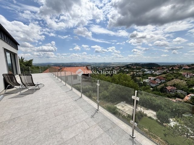 Eladó téglalakás, Pécsett 175 M Ft, 4 szobás