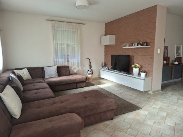 Eladó ikerház, Nagytarcsán 180 M Ft, 5 szobás