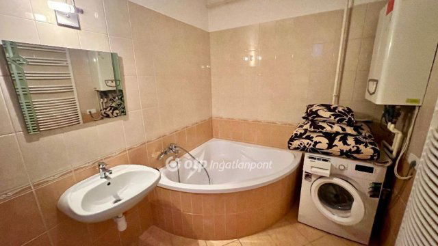 Eladó téglalakás, Pápán 32.49 M Ft, 1+1 szobás