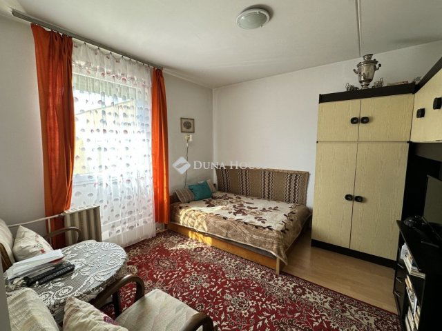 Eladó panellakás, Pécsett 39.9 M Ft, 3 szobás