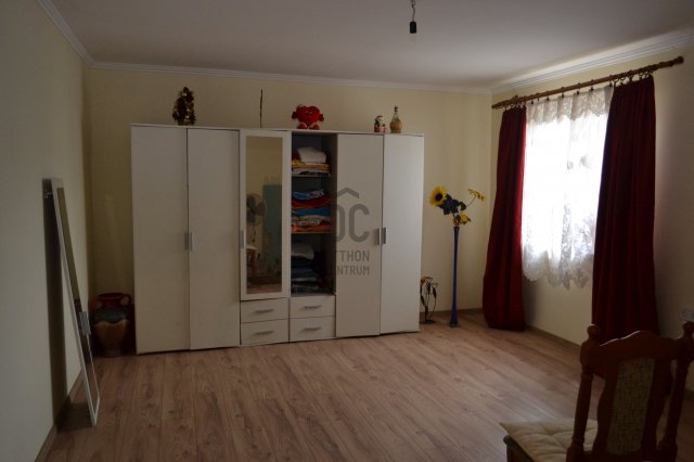 Eladó családi ház, Kenézlőn 11 M Ft, 2 szobás