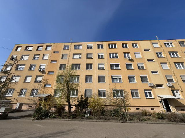 Eladó panellakás, Cegléden, Szolnoki úton 29.9 M Ft, 1 szobás