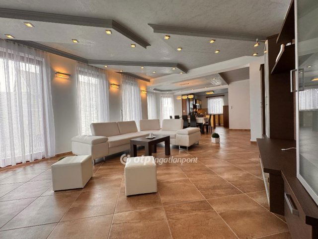 Eladó családi ház, Pápán 135 M Ft, 4 szobás