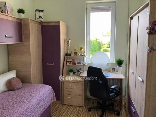 Eladó családi ház, Vecsésen 94 M Ft, 4 szobás