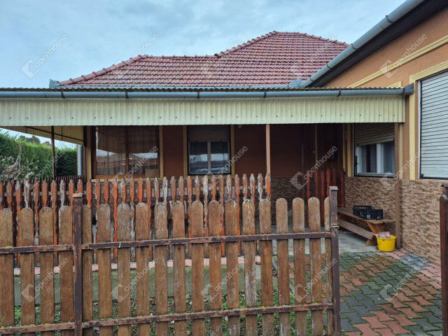 Eladó családi ház, Tápiószentmártonon 49 M Ft, 2 szobás