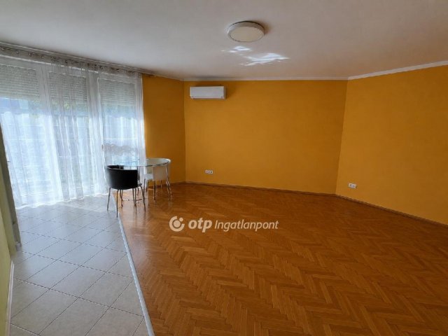 Eladó téglalakás, Győrött 41.9 M Ft, 1 szobás