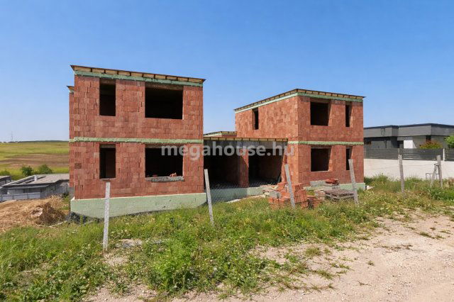 Eladó családi ház, Pécelen 160 M Ft, 14+4 szobás