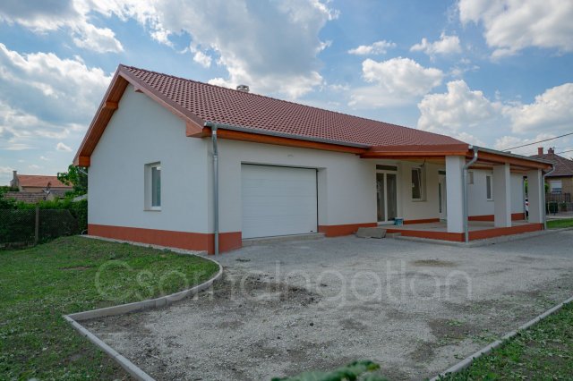 Eladó családi ház, Veszkényen 89.5 M Ft, 4 szobás