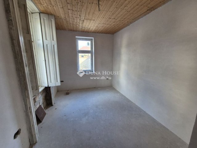 Eladó családi ház, Tatán 399 M Ft, 10 szobás